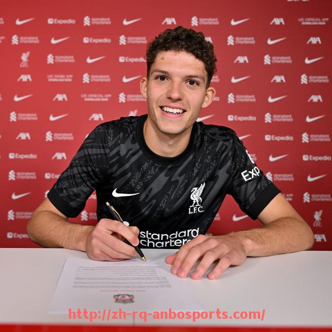 安博体育官网-世俱杯比赛中球员换位跑动的成功案例解析与战术意义探讨